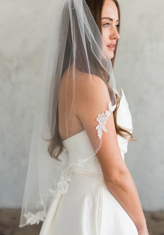 David's Bridal DYANN FINGERTIP VEIL - LACE & PEARL 12”