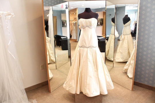 Elma Reis Couture Bridal by Elma Reis 2004