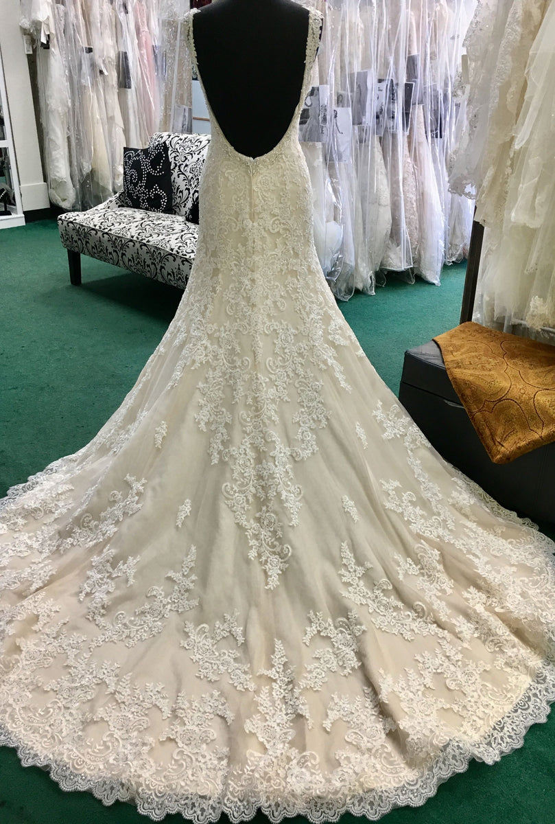 http://preownedweddingdresses.com/cdn/shop/products/david-tutera-trumpet-215266-ivorypetal-2017-63251d03d8135_d40dbef2-3061-4f80-b8cc-4219a1c83f1d_1200x1200.jpg?v=1686094507