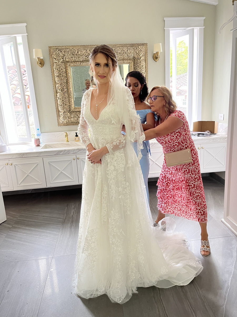 Oleg Cassini Lace Long Sleeve Keyhole Back – Nearly Newlywed