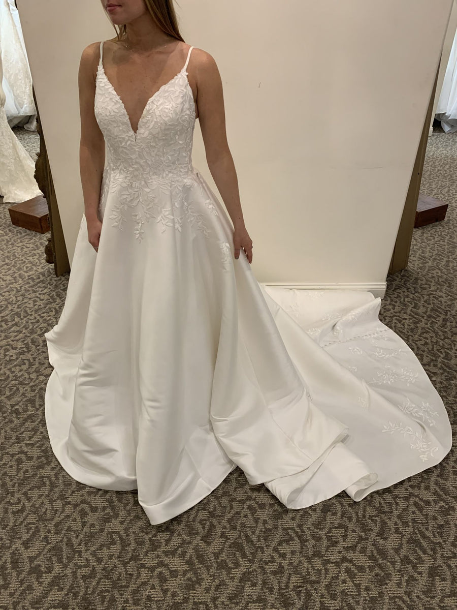 Stella York 7048 – PreOwnedWeddingDresses