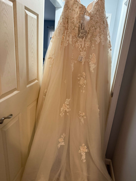 David's Bridal 9V3902