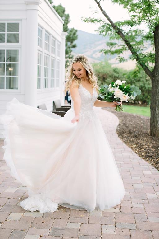 Pros and cons of buying a second hand wedding dress