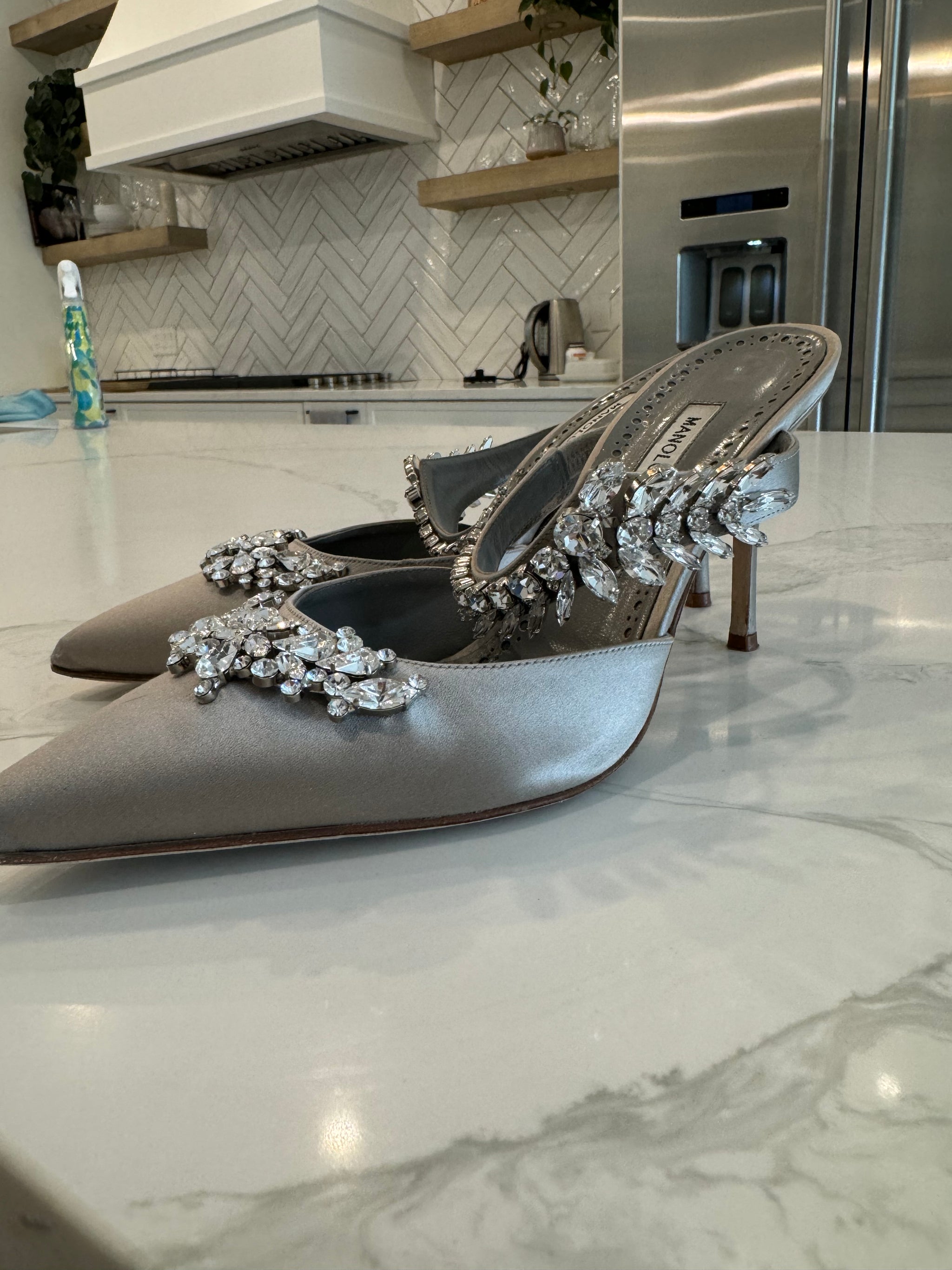 MANOLO BLAHNIK グレー ハイヒール 36.5 BB | Light Grey Suede Pointed Toe Pumps | Manolo Blahnik