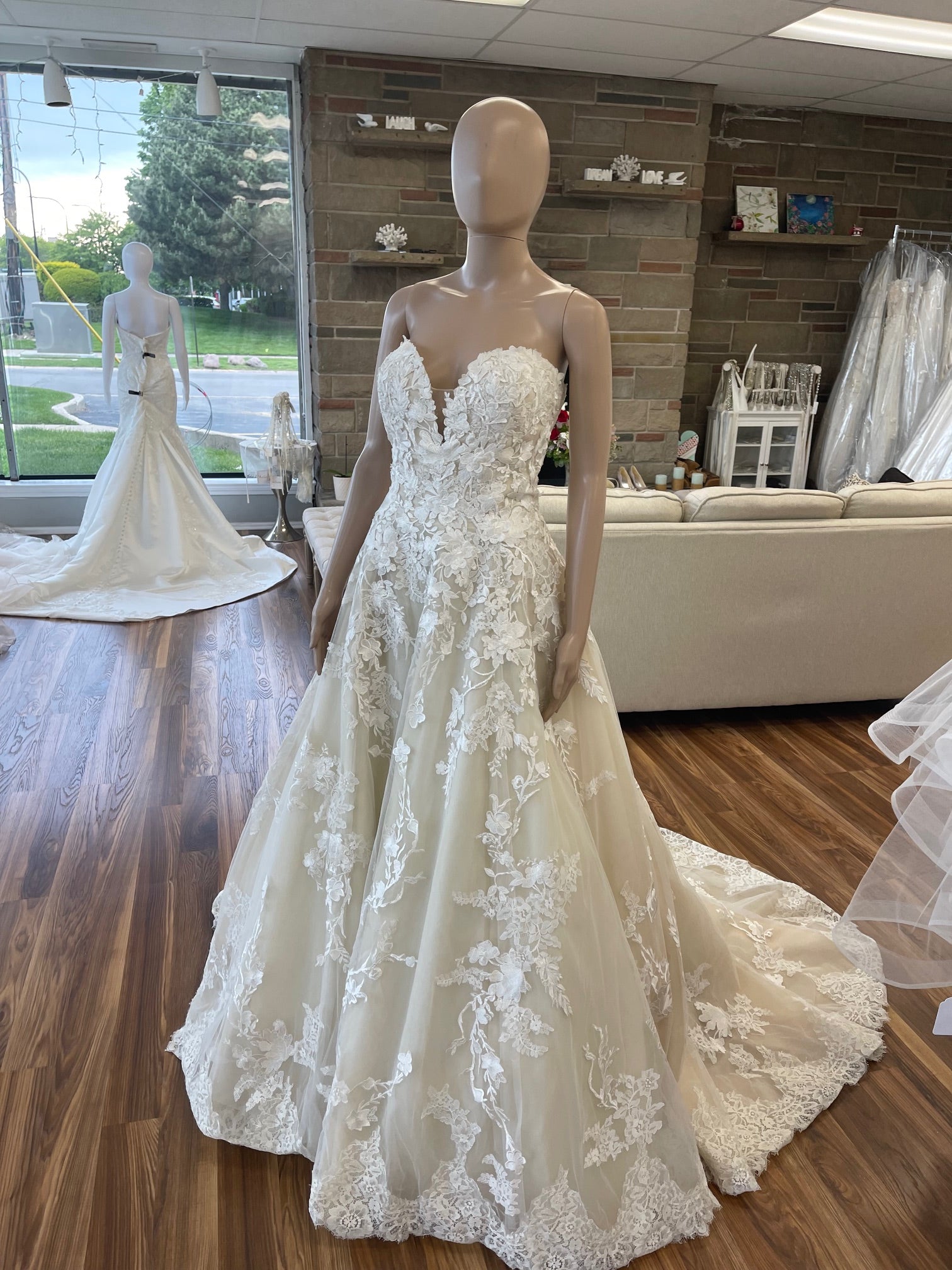 Wedding dress princess cut and sweetheart neckline | Pronovias