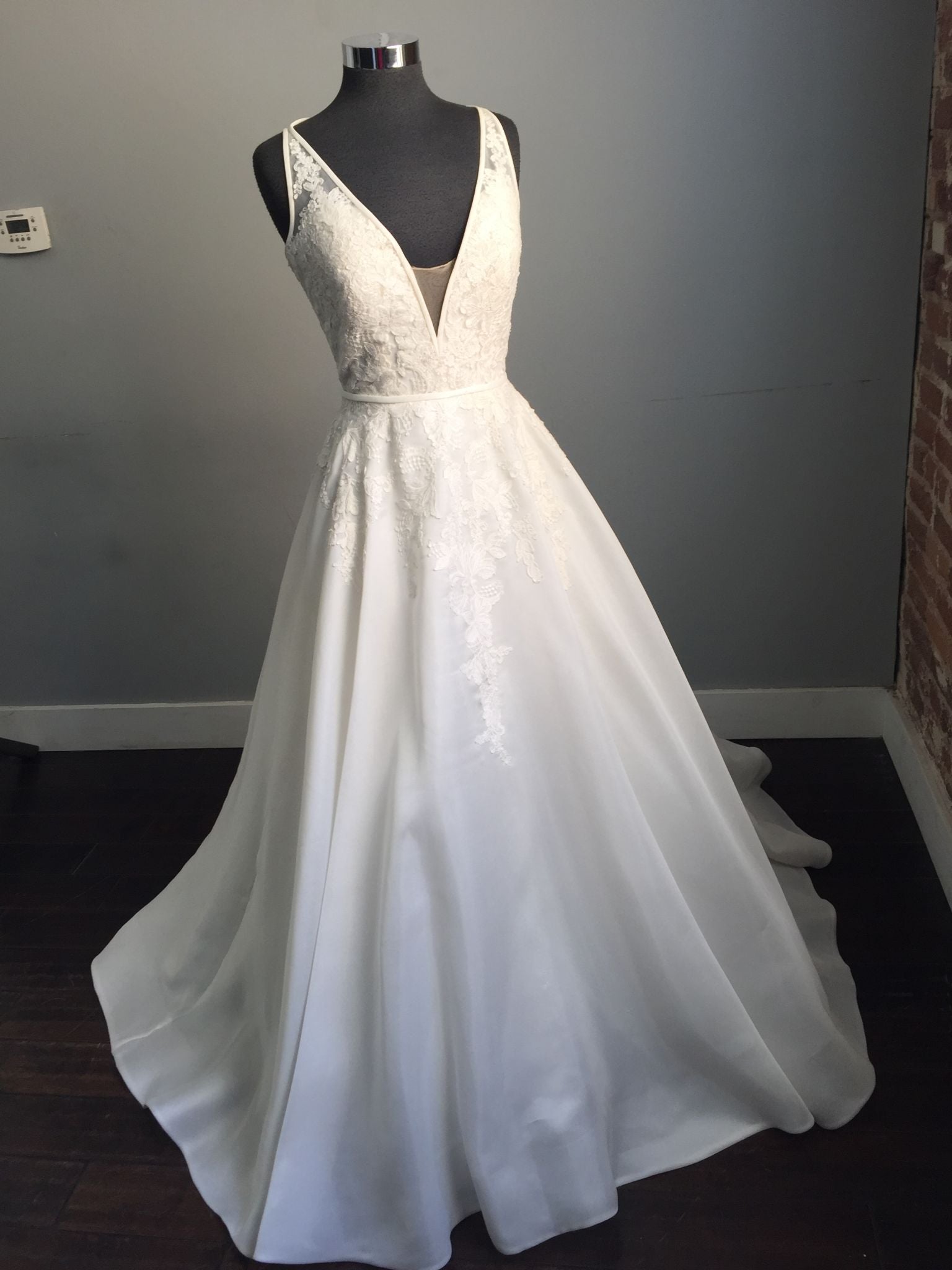 Elis pronovias hotsell