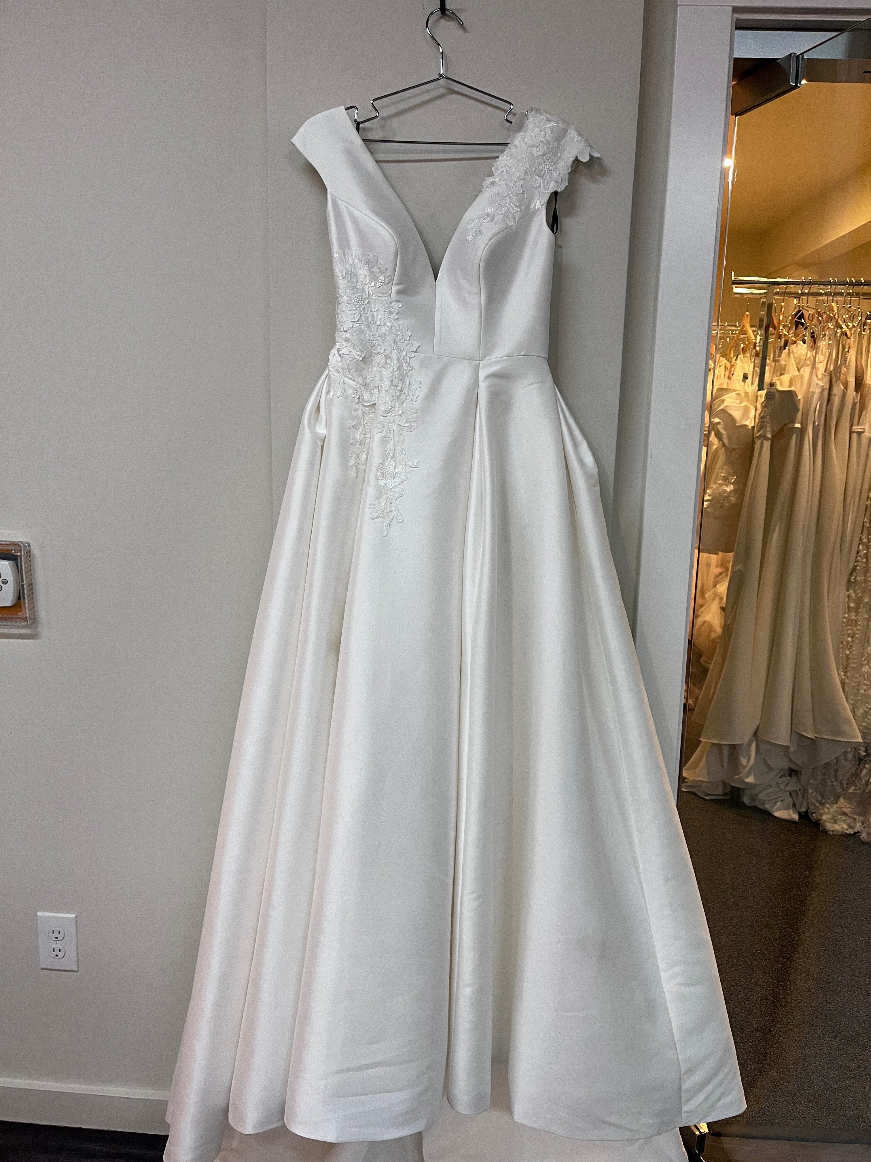 Vera Wang Wedding Dresses For Sale – Nearly Newlywed