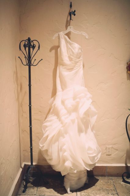 Vera Wang Vera Wang One-Shoulder Fit and Flare Wedding Gown – Nearly  Newlywed