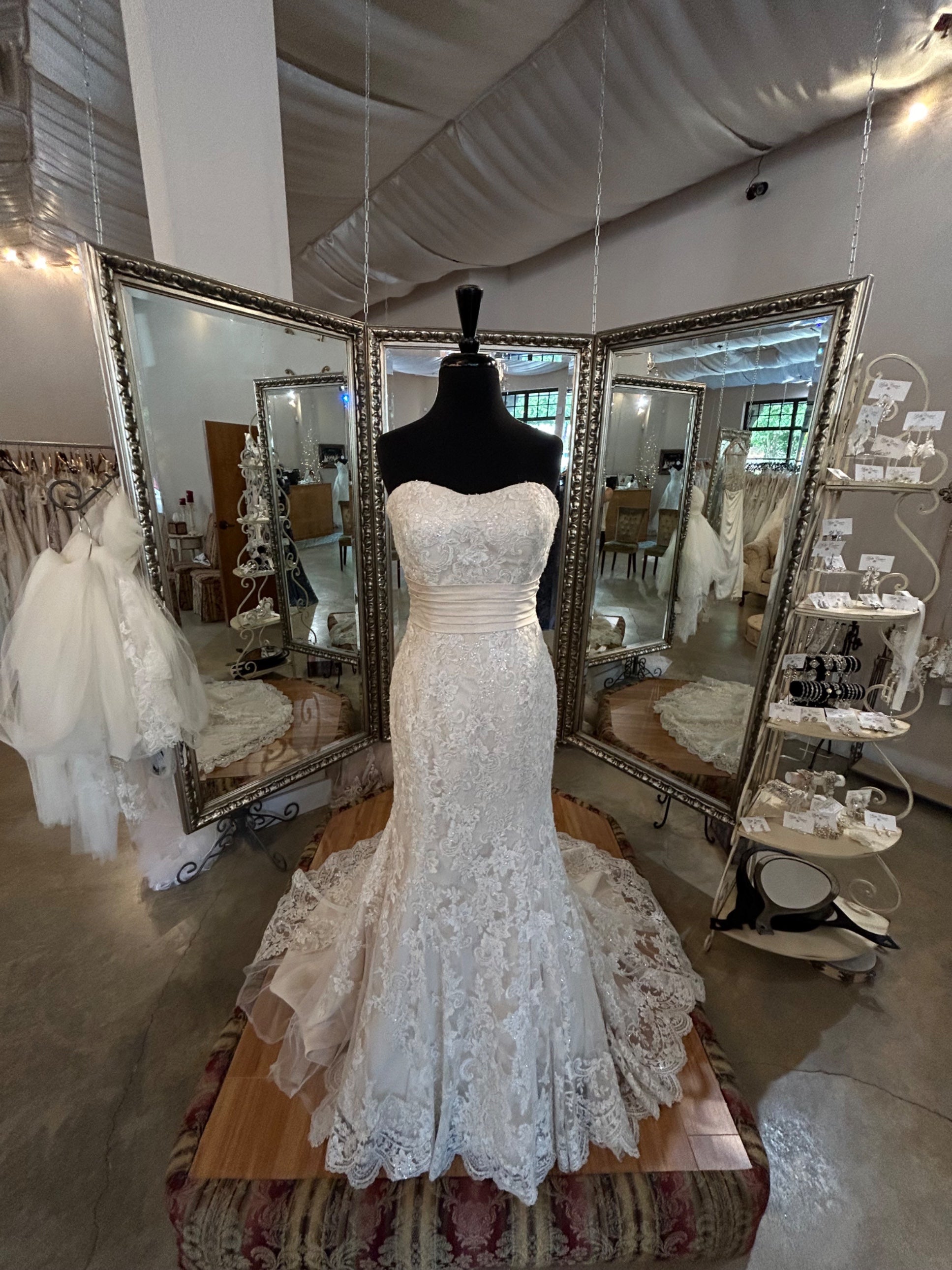 Allure Bridals 8917 Allure Bridals 8917