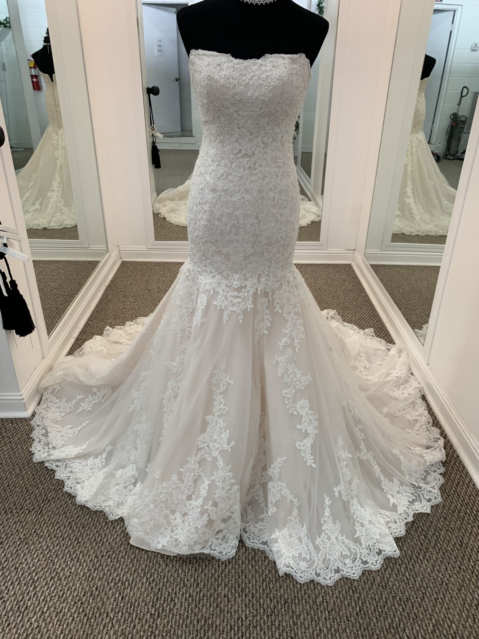david tutera mermaid wedding dress Wedding Dresses : David Tutera mermaid styled gown with sw