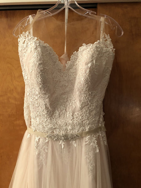 Essense of Australia D2085 PreOwnedWeddingDresses