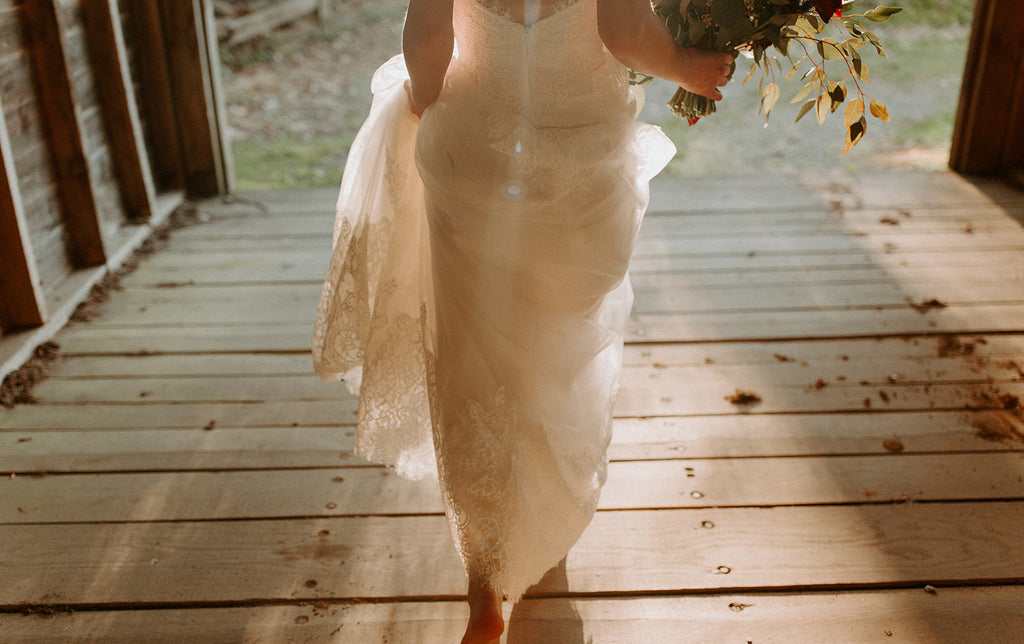 Flora and Lane Gillian/Lace Bohemian – PreOwnedWeddingDresses