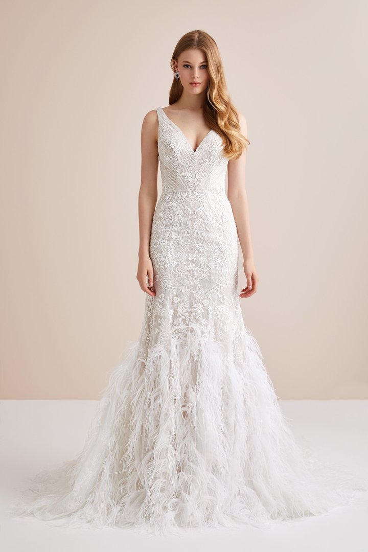 Mermaid wedding dresses with feather bottom | Honestweddingadvice.com