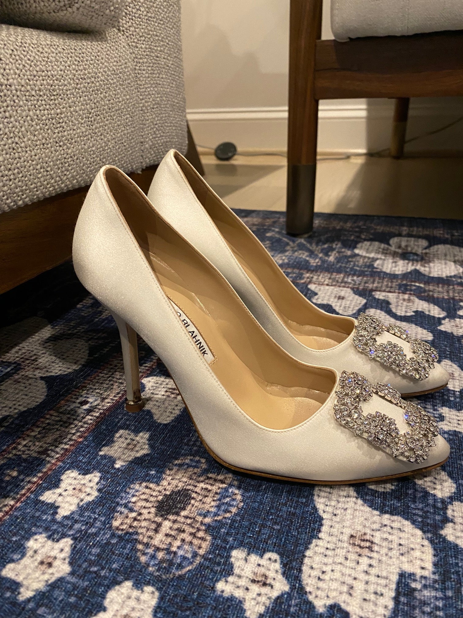 ♪Manolo Blahnik♪ 新作 革製なので丈夫！HANGISI 美脚 105mm Manolo Blahnik Hangisi 105 Satin Pumps in Black Satin | FWRD
