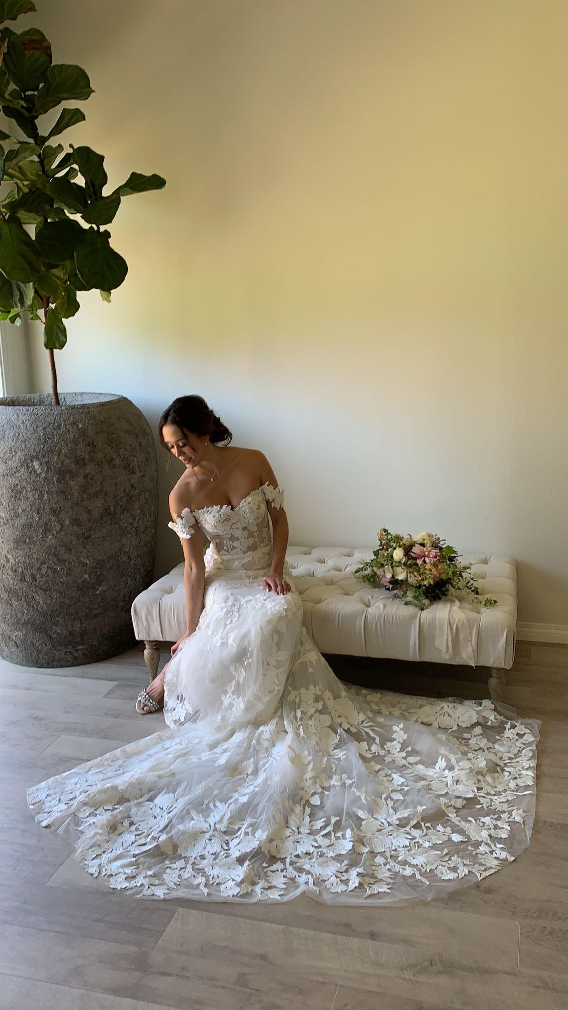 Monique Lhuillier Willow Dress Veil Fall 2019 – Nearly Newlywed