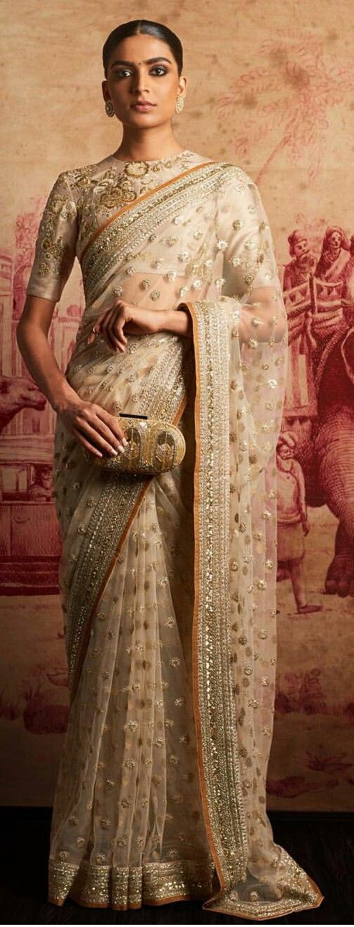 Sabyasachi Saree in Gold Sequins - Gorgeous Wedding In Ludhiana | Kıyafet,  Kadın modası, Kadın