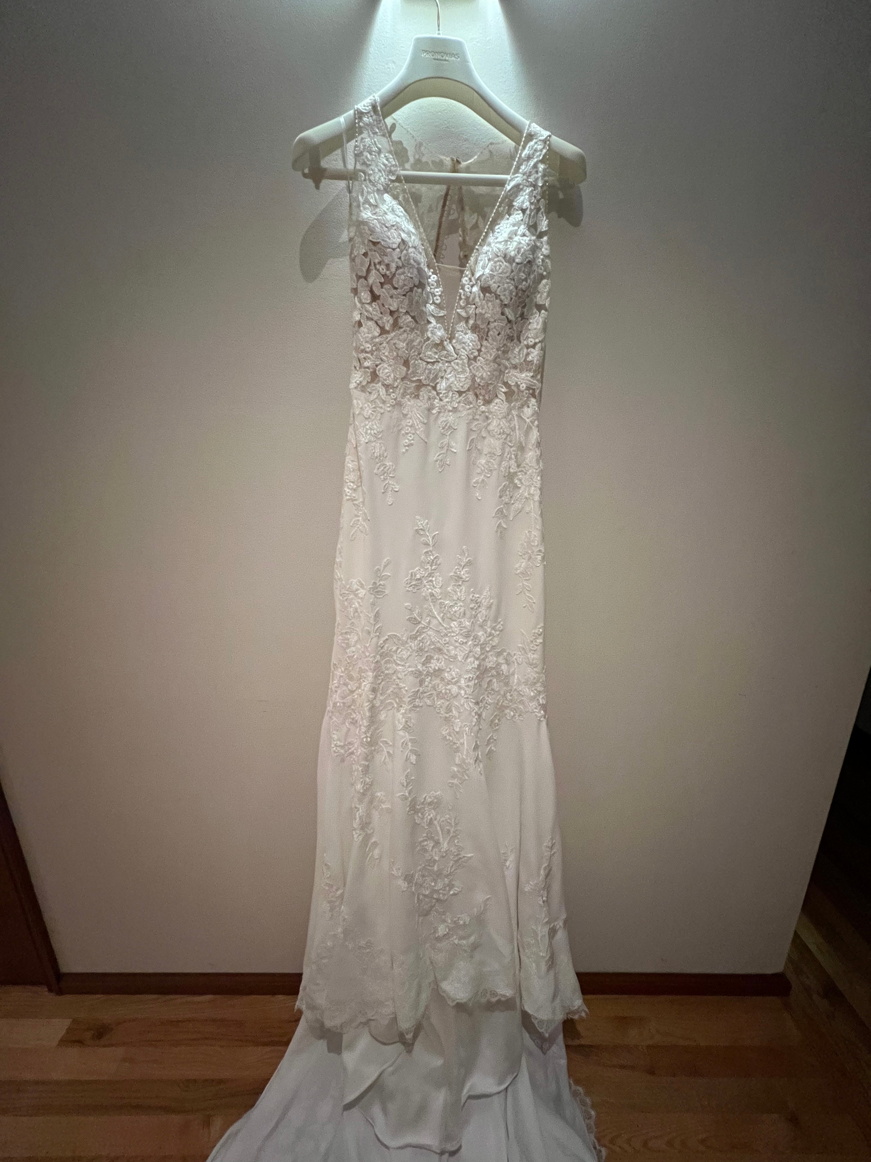 Pronovias 2020モデル Alcyone 7号 Alcyone Crepe Wedding Dress By Pronovias at Precious Memories
