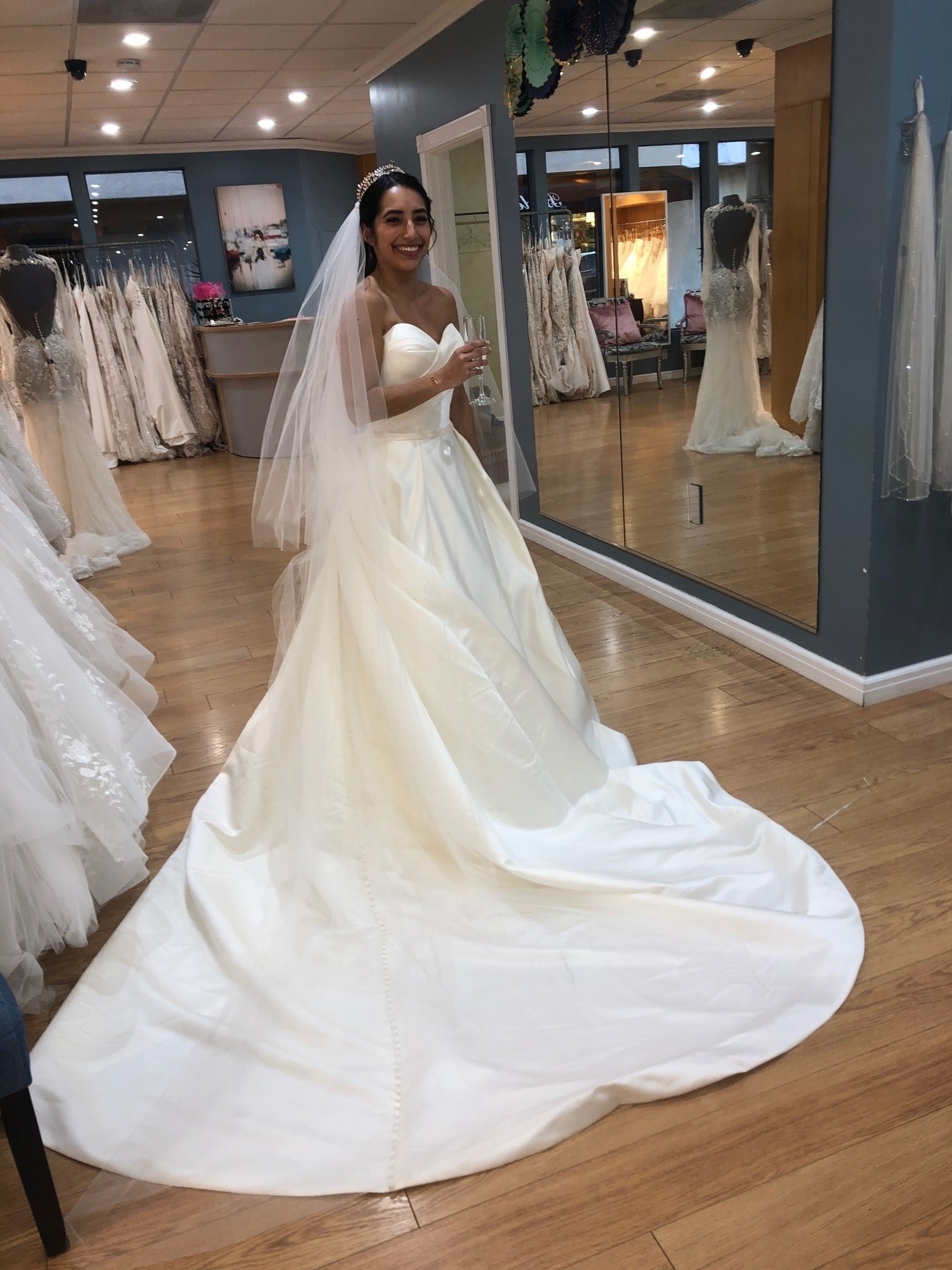 IXION｜PRONOVIAS(プロノビアス)のウェディングドレス