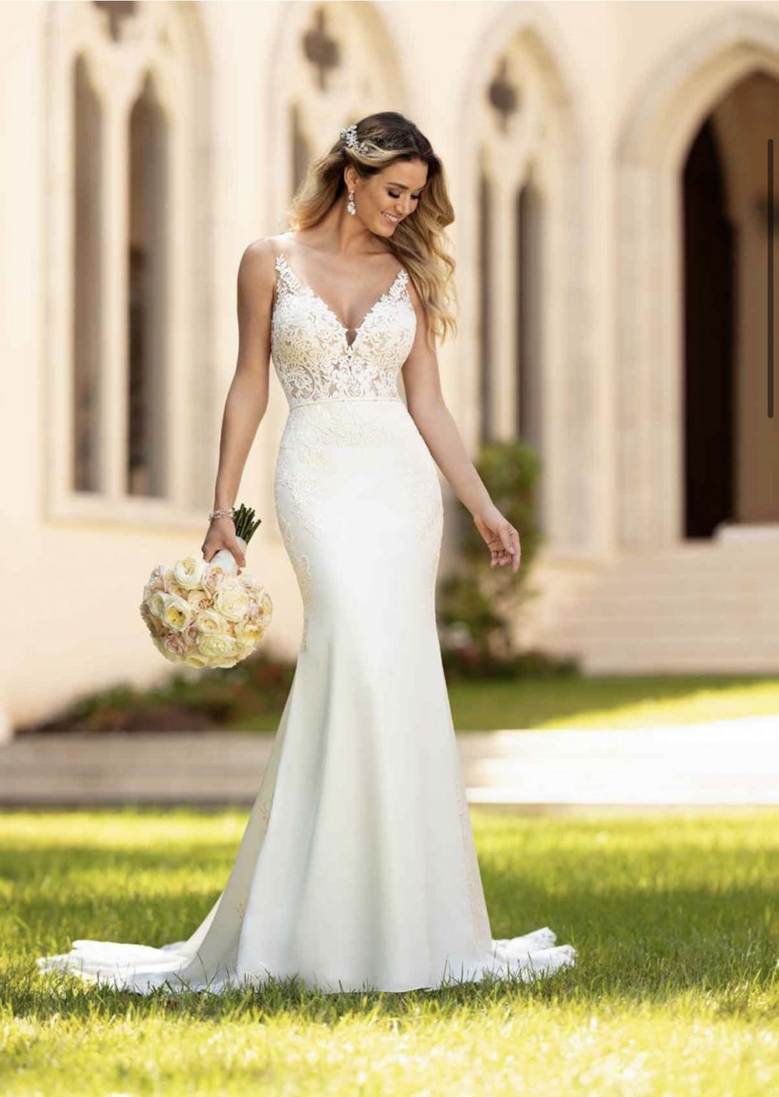 ラヴィ 新作NY柄 Elegant Mesmerizing Beaded A-line Wedding Gown with V-Neckline