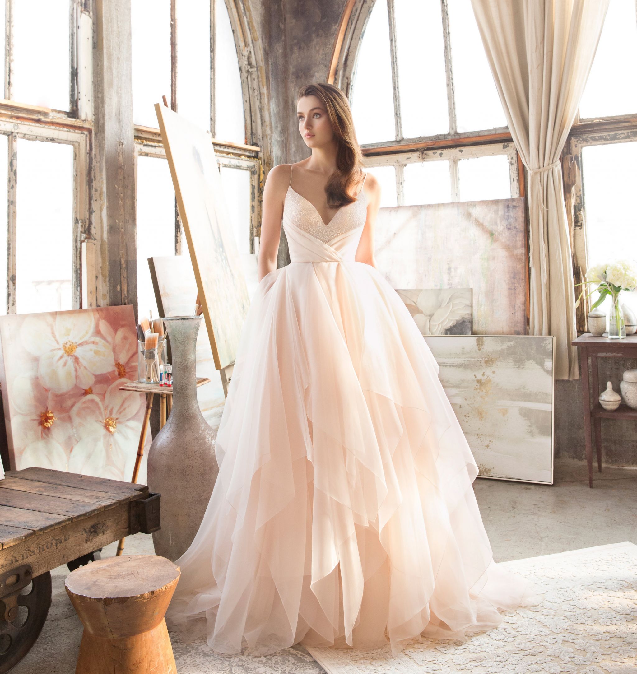 Wedding dress with outlet handkerchief skirt