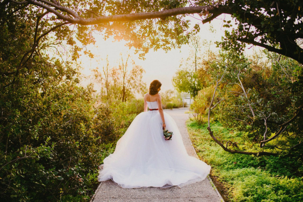 Absolutely loving this moment! 🎞️✨Our stunning bride wore her maid of  honor's veil as her something borrowed! So we recreated the iconic photo  from the movie Bride Wars starring Anne Hathaway and, image size:1280x854