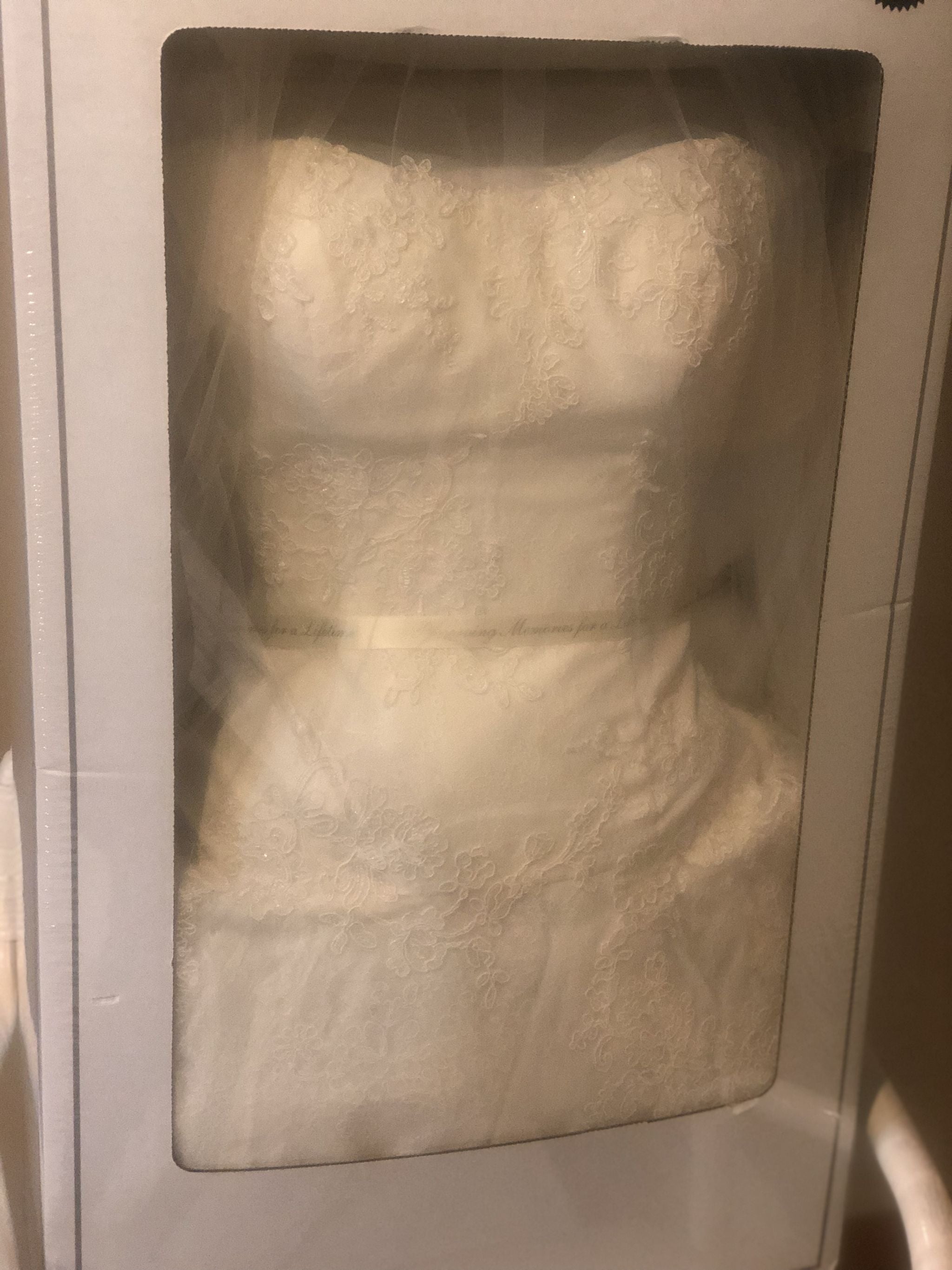 Vera Wang White Chantilly Lace VW351195 – Nearly Newlywed Vera Wang White Chantilly Lace VW351195 – Nearly Newlywed